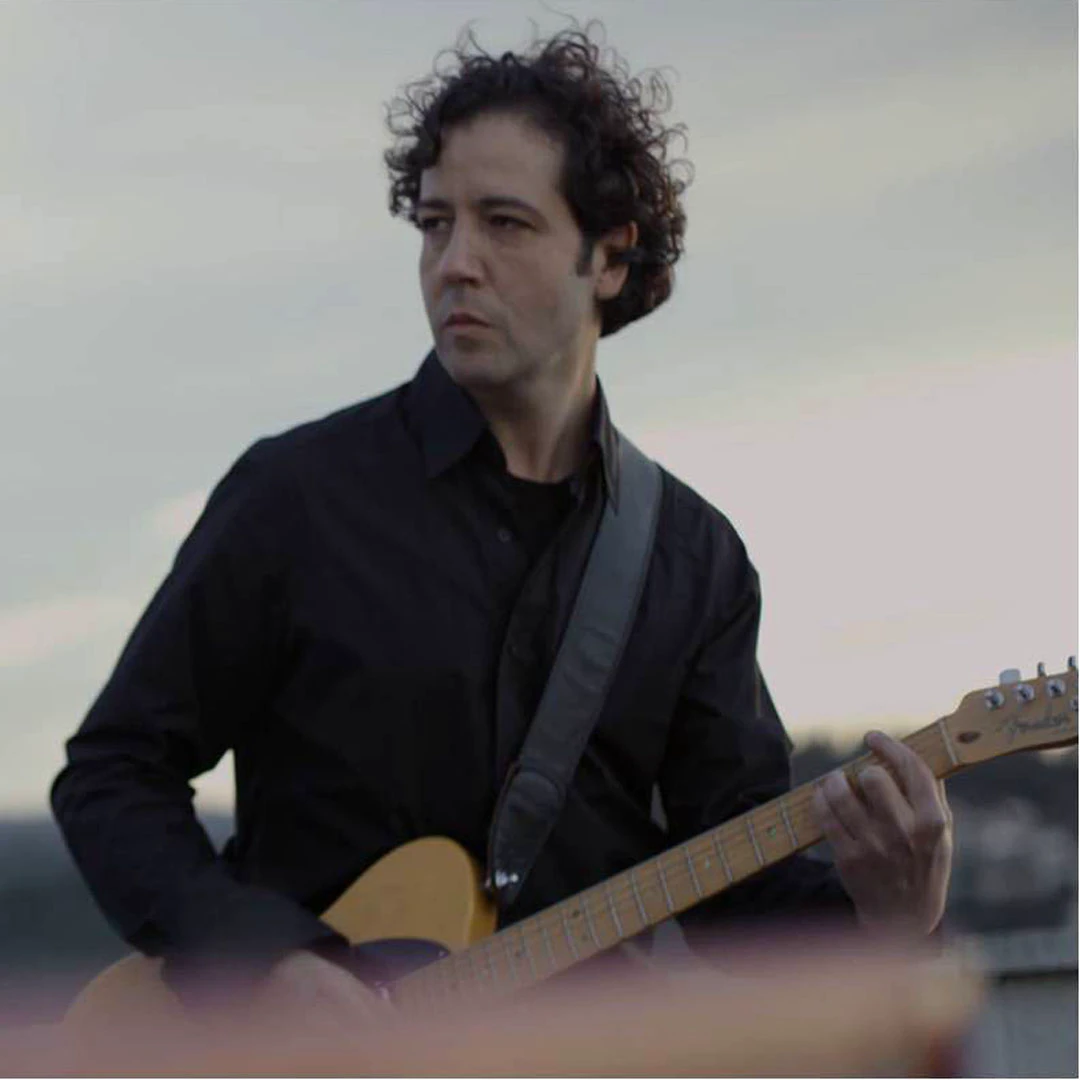 Salvador Mas playing guitar